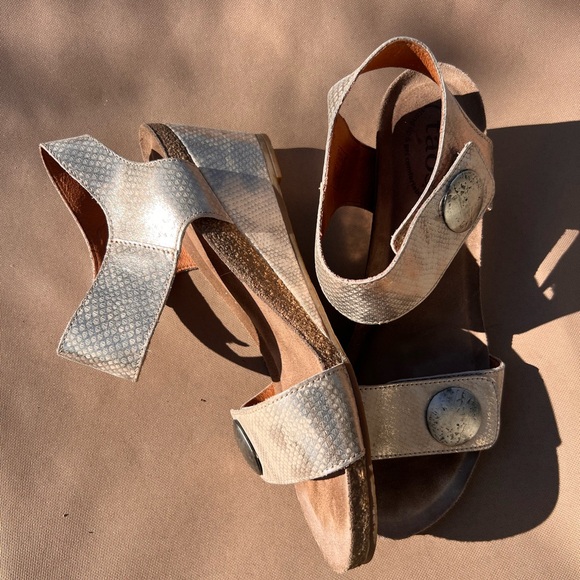 Taos Footwear Metallic Sandals - Picture 3 of 6